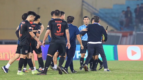  Phản ứng thái quá với trọng tài, HLV đội Ninh Bình bị phạt nặng!